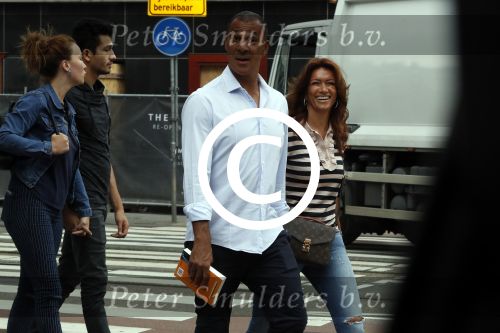 Amsterdam 29 juni 2017
Ruud Gullit en zijn vriendin Karin de Rooij op straat in amsterdam zuid