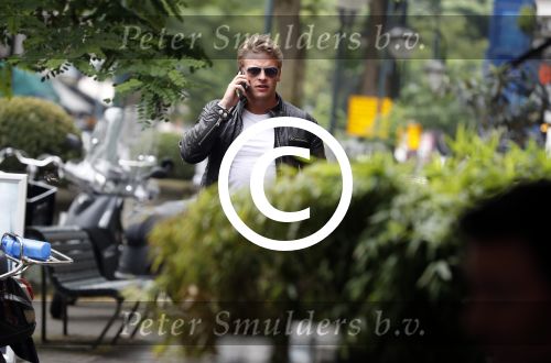 Amsterdam 28 juni 2017 
Thomas Berge bellend op straat