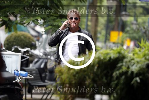 Amsterdam 28 juni 2017 
Thomas Berge bellend op straat