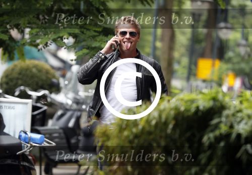 Amsterdam 28 juni 2017 
Thomas Berge bellend op straat