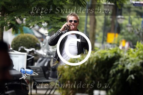 Amsterdam 28 juni 2017 
Thomas Berge bellend op straat