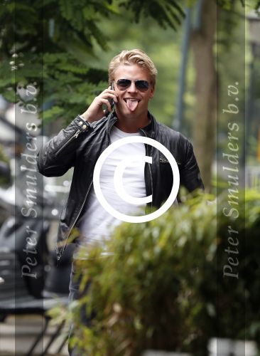 Amsterdam 28 juni 2017 
Thomas Berge bellend op straat