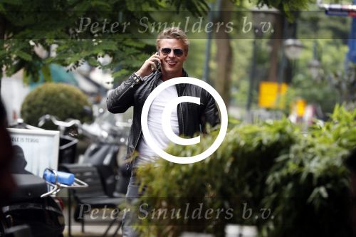 Amsterdam 28 juni 2017 
Thomas Berge bellend op straat