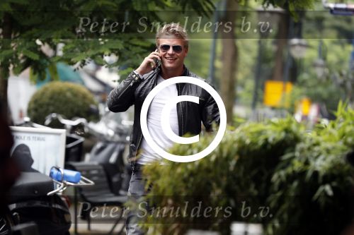 Amsterdam 28 juni 2017 
Thomas Berge bellend op straat