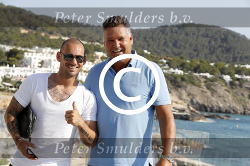 ibiza 23 juni 2017
Opening restarant club Xaxa van Wesley Sneijder en zijn vrouw Yolanthe Sneijder Cabau op eht strand van Cala Tarida. Wesley met zijn compagnon Will v d Kaaij