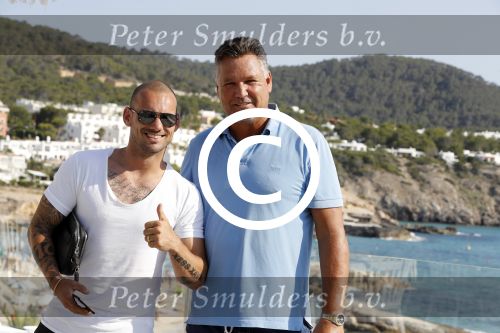 ibiza 23 juni 2017
Opening restarant club Xaxa van Wesley Sneijder en zijn vrouw Yolanthe Sneijder Cabau op eht strand van Cala Tarida. Wesley met zijn compagnon Will v d Kaaij