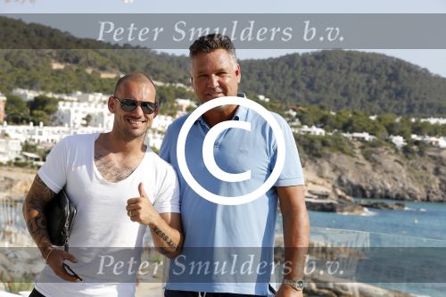 ibiza 23 juni 2017
Opening restarant club Xaxa van Wesley Sneijder en zijn vrouw Yolanthe Sneijder Cabau op eht strand van Cala Tarida. Wesley met zijn compagnon Will v d Kaaij