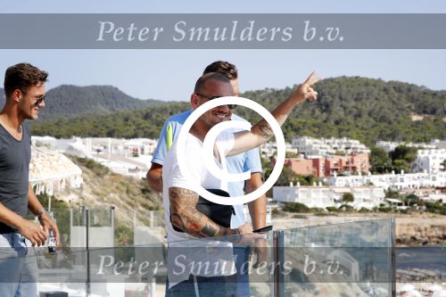 ibiza 23 juni 2017
Opening restarant club Xaxa van EWesley Sneijder en zijn vrouw Yolanthe Sneijder Cabau op eht strand van Cala Tarida.