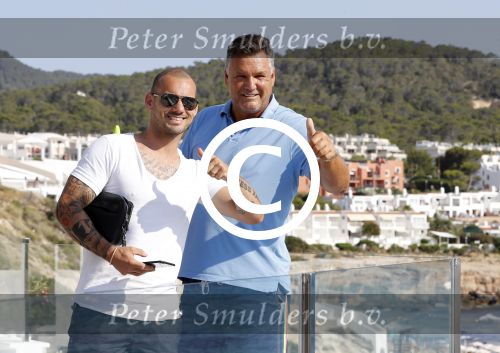 ibiza 23 juni 2017
Opening restarant club Xaxa van EWesley Sneijder en zijn vrouw Yolanthe Sneijder Cabau op eht strand van Cala Tarida. Wesley met compagnon William Kaay