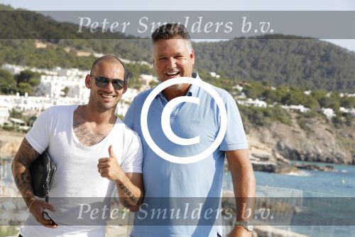 ibiza 23 juni 2017
Opening restarant club Xaxa van EWesley Sneijder en zijn vrouw Yolanthe Sneijder Cabau op eht strand van Cala Tarida. Wesley met compagnon William Kaay