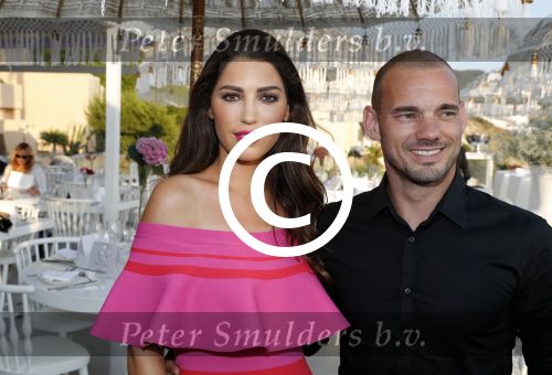 ibiza 23 juni 2017
Opening restarant club Xaxa van EWesley Sneijder en zijn vrouw Yolanthe Sneijder Cabau op eht strand van Cala Tarida.