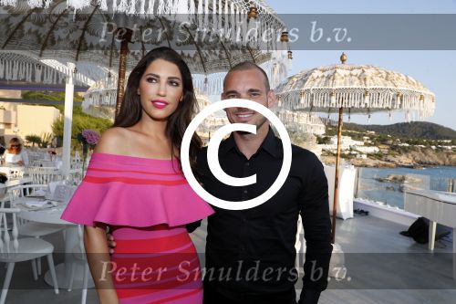 ibiza 23 juni 2017
Opening restarant club Xaxa van EWesley Sneijder en zijn vrouw Yolanthe Sneijder Cabau op eht strand van Cala Tarida.