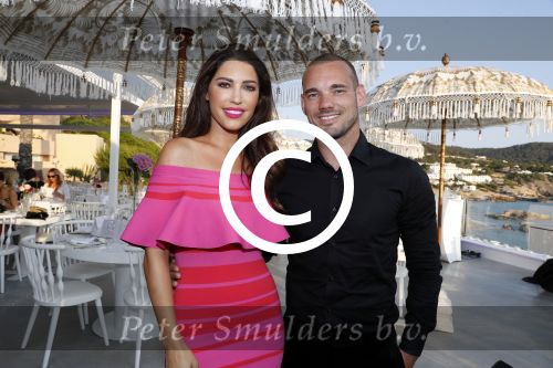 ibiza 23 juni 2017
Opening restarant club Xaxa van EWesley Sneijder en zijn vrouw Yolanthe Sneijder Cabau op eht strand van Cala Tarida.