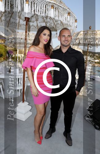 ibiza 23 juni 2017
Opening restarant club Xaxa van EWesley Sneijder en zijn vrouw Yolanthe Sneijder Cabau op eht strand van Cala Tarida.