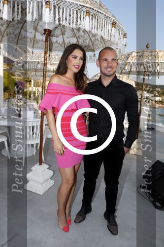 ibiza 23 juni 2017
Opening restarant club Xaxa van EWesley Sneijder en zijn vrouw Yolanthe Sneijder Cabau op eht strand van Cala Tarida.