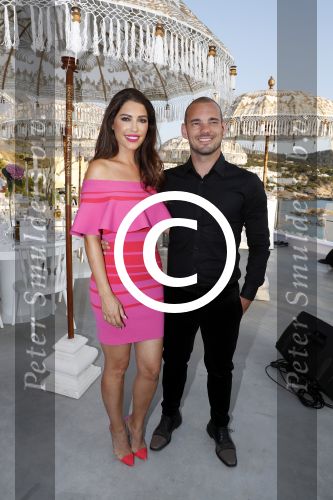 ibiza 23 juni 2017
Opening restarant club Xaxa van EWesley Sneijder en zijn vrouw Yolanthe Sneijder Cabau op eht strand van Cala Tarida.
