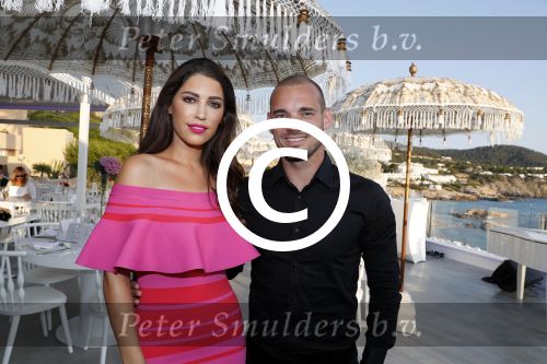 ibiza 23 juni 2017
Opening restarant club Xaxa van EWesley Sneijder en zijn vrouw Yolanthe Sneijder Cabau op eht strand van Cala Tarida.