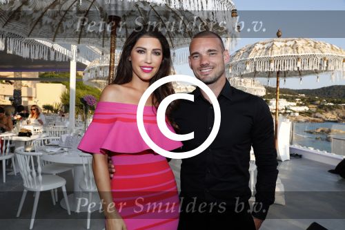 ibiza 23 juni 2017
Opening restarant club Xaxa van EWesley Sneijder en zijn vrouw Yolanthe Sneijder Cabau op eht strand van Cala Tarida.