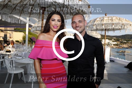 ibiza 23 juni 2017
Opening restarant club Xaxa van EWesley Sneijder en zijn vrouw Yolanthe Sneijder Cabau op eht strand van Cala Tarida.