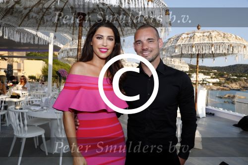 ibiza 23 juni 2017
Opening restarant club Xaxa van EWesley Sneijder en zijn vrouw Yolanthe Sneijder Cabau op eht strand van Cala Tarida.