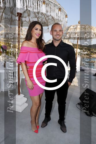 ibiza 23 juni 2017
Opening restarant club Xaxa van EWesley Sneijder en zijn vrouw Yolanthe Sneijder Cabau op eht strand van Cala Tarida.
