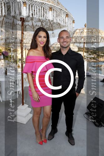 ibiza 23 juni 2017
Opening restarant club Xaxa van EWesley Sneijder en zijn vrouw Yolanthe Sneijder Cabau op eht strand van Cala Tarida.