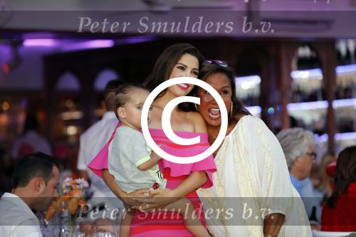 ibiza 23 juni 2017
Opening restarant club Xaxa van EWesley Sneijder en zijn vrouw Yolanthe Sneijder Cabau op eht strand van Cala Tarida.. yolanthe met zoon Xess Xava en Patty Brard