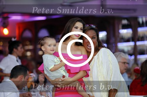ibiza 23 juni 2017
Opening restarant club Xaxa van EWesley Sneijder en zijn vrouw Yolanthe Sneijder Cabau op eht strand van Cala Tarida.. yolanthe met zoon Xess Xava en Patty Brard