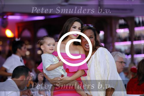 ibiza 23 juni 2017
Opening restarant club Xaxa van EWesley Sneijder en zijn vrouw Yolanthe Sneijder Cabau op eht strand van Cala Tarida.. yolanthe met zoon Xess Xava en Patty Brard