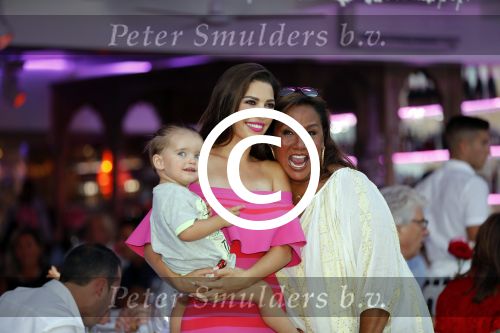 ibiza 23 juni 2017
Opening restarant club Xaxa van EWesley Sneijder en zijn vrouw Yolanthe Sneijder Cabau op eht strand van Cala Tarida.. yolanthe met zoon Xess Xava en Patty Brard