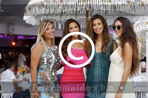 ibiza 23 juni 2017
Opening restarant club Xaxa van EWesley Sneijder en zijn vrouw Yolanthe Sneijder Cabau op eht strand van Cala Tarida. Yolanthe met zussen Rebecca en Xelly en ...