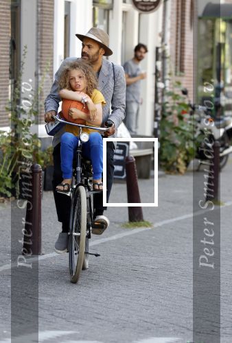 Amsterdam 12 juli 2018
Alain Clark met zijn zoontje op de fiets.