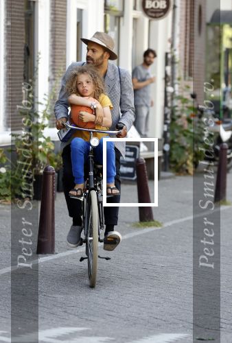 Amsterdam 12 juli 2018
Alain Clark met zijn zoontje op de fiets.