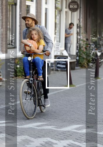 Amsterdam 12 juli 2018
Alain Clark met zijn zoontje op de fiets.