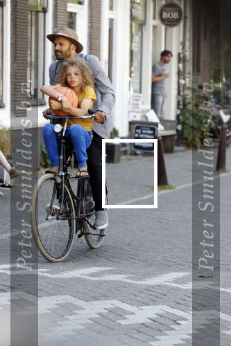 Amsterdam 12 juli 2018
Alain Clark met zijn zoontje op de fiets.