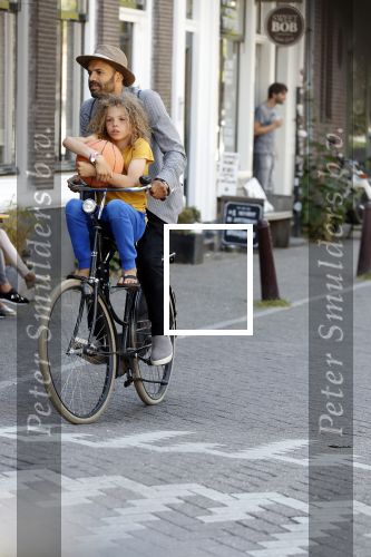 Amsterdam 12 juli 2018
Alain Clark met zijn zoontje op de fiets.
