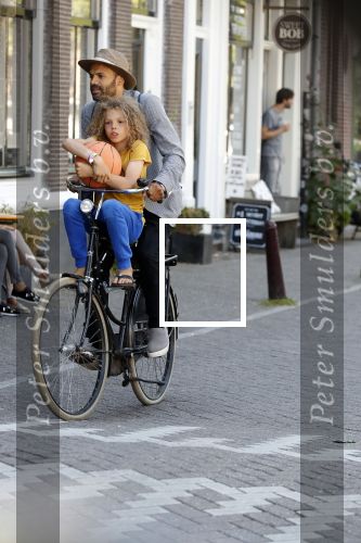 Amsterdam 12 juli 2018
Alain Clark met zijn zoontje op de fiets.