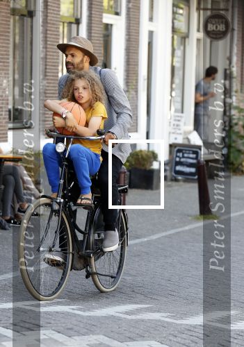 Amsterdam 12 juli 2018
Alain Clark met zijn zoontje op de fiets.