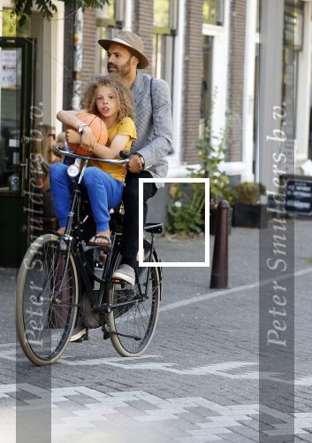 Amsterdam 12 juli 2018
Alain Clark met zijn zoontje op de fiets.