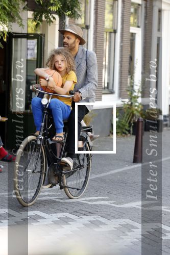 Amsterdam 12 juli 2018
Alain Clark met zijn zoontje op de fiets.