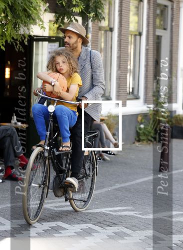 Amsterdam 12 juli 2018
Alain Clark met zijn zoontje op de fiets.