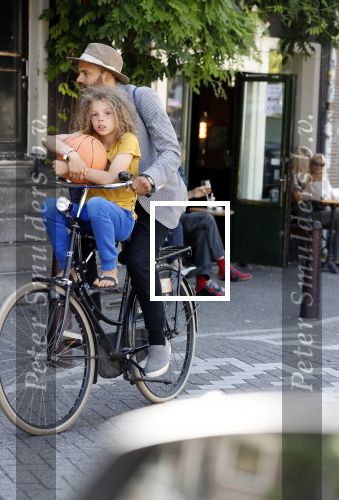 Amsterdam 12 juli 2018
Alain Clark met zijn zoontje op de fiets.
