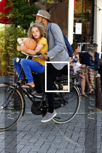 Amsterdam 12 juli 2018
Alain Clark met zijn zoontje op de fiets.