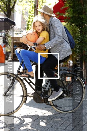 Amsterdam 12 juli 2018
Alain Clark met zijn zoontje op de fiets.