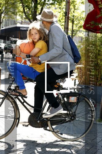 Amsterdam 12 juli 2018
Alain Clark met zijn zoontje op de fiets.