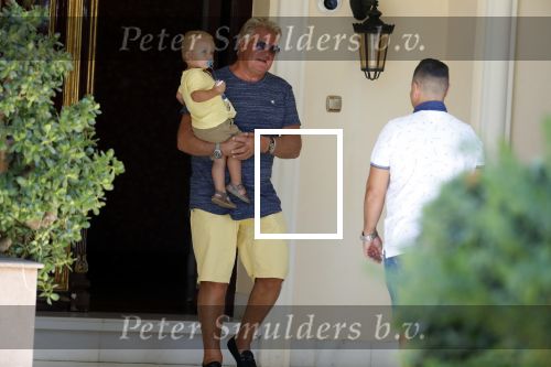Marbella 26 juli 2018
Andre Hazes en zijn vriendin Monique en zoontje Dre vieren vakantie met Monique haar ouders in een villa van vrienden