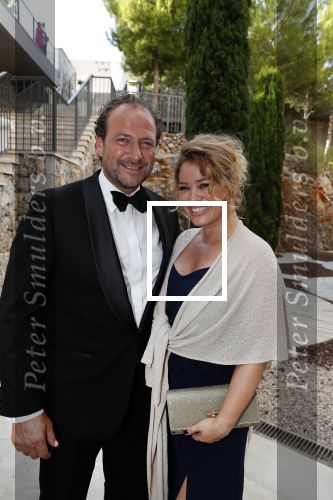 Mallorca 29 juni 2018
Iris van den Ende (1989) en Vincent Biekman (1981) zijn zaterdag 30 juni 2018 â€™sÂ middags in het huwelijk getreden, in aanwezigheid van familie en vrienden. Ze werden getrouwd door Dennis, de neef van Vincent Biekman.  
Iris en Vincent zijn twee weken geleden, op 16 juni 2018, in Amsterdam voor de wet getrouwd. 
De getuigen van Iris waren vriendin Madeline en haar broer Vincent. Voor Vincent getuigden zijn twee oudste vrienden Eli en Jermaine. 
De bruidsjurk van Iris werd ontworpen door Armani PrivÃ©. Joop en Janine v d Ende waren natuurlijk aanwezig op deze prachtige dag. Antje Monteiro met haar partner Dennis