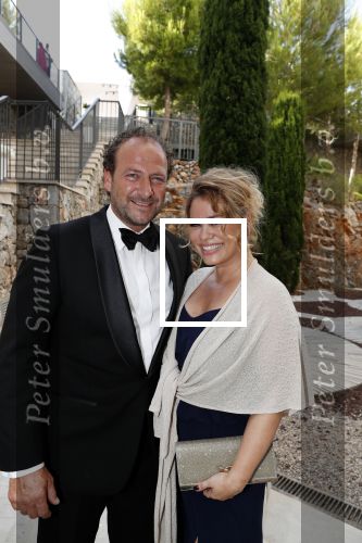 Mallorca 29 juni 2018
Iris van den Ende (1989) en Vincent Biekman (1981) zijn zaterdag 30 juni 2018 â€™sÂ middags in het huwelijk getreden, in aanwezigheid van familie en vrienden. Ze werden getrouwd door Dennis, de neef van Vincent Biekman.  
Iris en Vincent zijn twee weken geleden, op 16 juni 2018, in Amsterdam voor de wet getrouwd. 
De getuigen van Iris waren vriendin Madeline en haar broer Vincent. Voor Vincent getuigden zijn twee oudste vrienden Eli en Jermaine. 
De bruidsjurk van Iris werd ontworpen door Armani PrivÃ©. Joop en Janine v d Ende waren natuurlijk aanwezig op deze prachtige dag. Antje Monteiro met haar partner Dennis