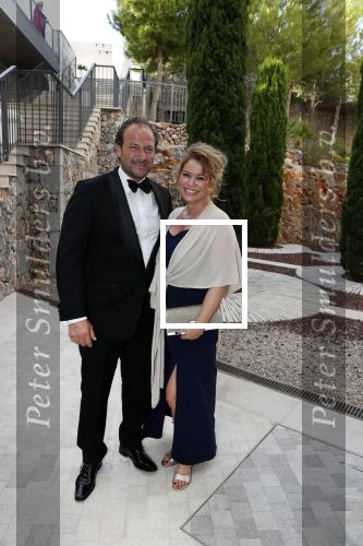Mallorca 29 juni 2018
Iris van den Ende (1989) en Vincent Biekman (1981) zijn zaterdag 30 juni 2018 â€™sÂ middags in het huwelijk getreden, in aanwezigheid van familie en vrienden. Ze werden getrouwd door Dennis, de neef van Vincent Biekman.  
Iris en Vincent zijn twee weken geleden, op 16 juni 2018, in Amsterdam voor de wet getrouwd. 
De getuigen van Iris waren vriendin Madeline en haar broer Vincent. Voor Vincent getuigden zijn twee oudste vrienden Eli en Jermaine. 
De bruidsjurk van Iris werd ontworpen door Armani PrivÃ©. Joop en Janine v d Ende waren natuurlijk aanwezig op deze prachtige dag. Antje Monteiro met haar partner Dennis