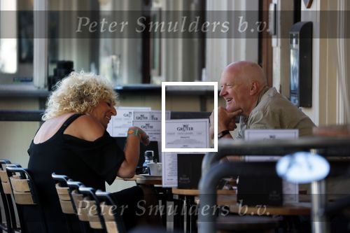 Amsterdam 5 juli 2018
Arnold Karskens met een vrouw op terras in Amsterdam zuid.
